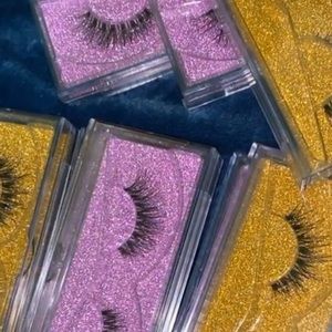 6 pairs of lashes (2 styles)